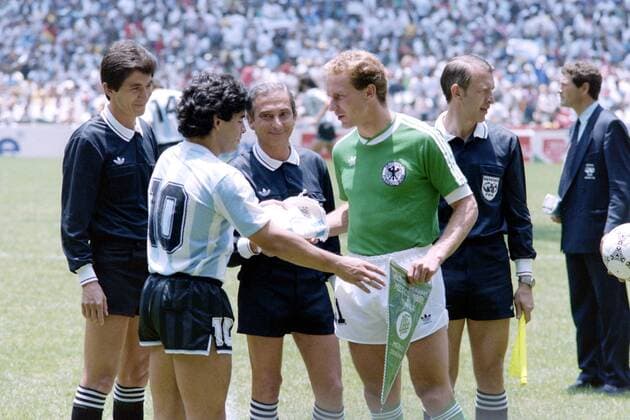RUMMENIGGE Karl Heinz Kapitaen Team Deutschland mit MARADONA Diego bei der Seitenwahl mit Schiedsrichter ARPI FILHO Romualdo FIFA World Cup, WM, Weltmeisterschaft, Fussball 1986 in Mexico Finale Argentinien - Deutschland 3 : 2 am 29. 06.1986 im Azteca Stadion in Mexico Stadt *** RUMMENIGGE Karl Heinz Kapitaen Team Germany with MARADONA Diego in the side election with referee ARPI FILHO Romualdo FIFA World Cup 1986 in Mexico Final Argentina Germany 3 2 on 29 06 1986 at the Azteca Stadium in Mexico City 