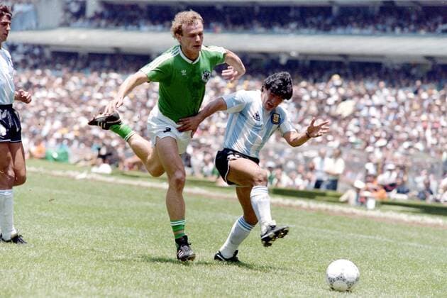 BRIEGEL Hans Peter Team Deutschland mit MARADONA Diego FIFA World Cup, WM, Weltmeisterschaft, Fussball 1986 in Mexico Finale Argentinien - Deutschland 3 : 2 am 29. 06.1986 im Azteca Stadion in Mexico Stadt *** BRIEGEL Hans Peter Team Germany with MARADONA Diego FIFA World Cup 1986 in Mexico Final Argentina Germany 3 2 on 29 06 1986 at the Azteca Stadium in Mexico City 