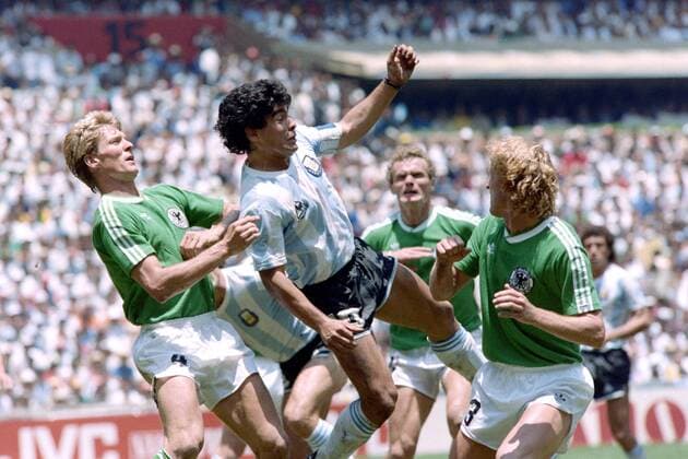 MARADONA Diego Kapitaen Team ARG mit FOERSTER Karlheinz rechts BREHME Andreas FIFA World Cup, WM, Weltmeisterschaft, Fussball 1986 in Mexico Finale Argentinien - Deutschland 3 : 2 am 29. 06.1986 im Azteca Stadion in Mexico Stadt *** MARADONA Diego Kapitaen Team ARG with FOERSTER Karlheinz right BREHME Andreas FIFA World Cup 1986 in Mexico Final Argentina Germany 3 2 on 29 06 1986 in the Azteca Stadium in Mexico City 