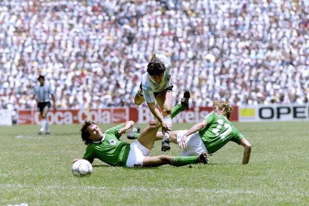 MARADONA Diego Kapitaen Team ARG mit MATTHAEUS Lothar und JAKOBS Dieter Finale Argentinien - Deutschland 3 : 2 am 29. 06.1986 im Azteca Stadion in Mexico Stadt *** MARADONA Diego Kapitaen Team ARG with MATTHAEUS Lothar and JAKOBS Dieter Finale Argentina Germany 3 2 on 29 06 1986 at the Azteca Stadium in Mexico City 