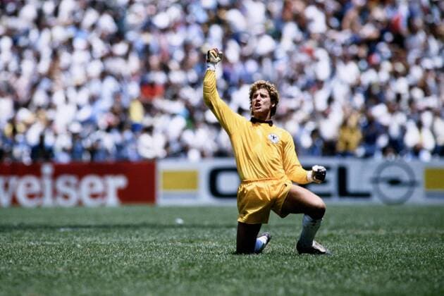 SCHUMACHER Toni Torwart Team Deutschland jubelt nach dem Ausgleichstor durch VOELLER Rudi Finale Argentinien - Deutschland 3 : 2 am 29. 06.1986 im Azteca Stadion in Mexico Stadt *** SCHUMACHER Toni Goalkeeper Team Germany cheers after the equalizing goal by VOELLER Rudi Final Argentina Germany 3 2 on 29 06 1986 at the Azteca Stadium in Mexico City 