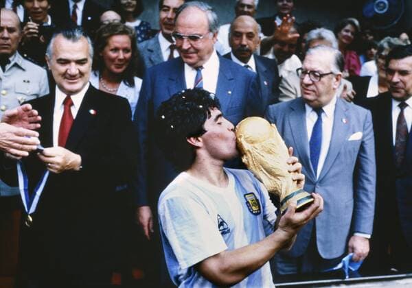 MARADONA Diego Kapitaen Team ARG mit WELTCUP Pokal bei der Siegerehrung mit KOHL Helmuth Bundeskanzler Finale Argentinien - Deutschland 3 : 2 am 29. 06.1986 im Azteca Stadion in Mexico Stadt *** MARADONA Diego Kapitaen Team ARG with WELTCUP Cup at the award ceremony with KOHL Helmuth Federal Chancellor Final Argentina Germany 3 2 on 29 06 1986 in the Azteca Stadium in Mexico City 