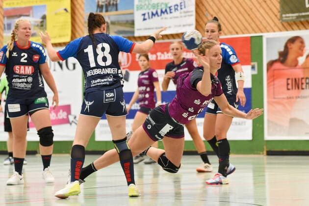 Cara Hartstock TusSies Metzingen 23 vs Lea Neubrander SG H2Ku Herrenberg Kuties 18 TusSies Metzingen, Handball, HBF, Preparation, 23 08 2019, Photo TBaur Eibner SG H2Ku Herrenberg Kuties vs TusSies Metzingen Herrenberg Copyright: xEIBNER TobiasxBaurx EP_TBR