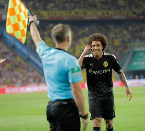 Bilder des Jahres 2019, Sport 08 August Sport Bilder des Tages Köln, RheinEnergieStadion, 23.08.19: Axel Witsel (Borussia Dortmund) beschwert sich beim Linienrichter im Spiel der 1. Bundesliga zwischen 1.FC Köln vs. Borussia Dortmund in der Saison 2019 2020. DFL regulations prohibit any use of photographs as image sequences and or quasi-video. *** Cologne, RheinEnergieStadion, 23 08 19 Axel Witsel Borussia Dortmund complains to the linesman in the 1 Bundesliga game between 1 FC Köln vs. Borussia Dortmund in the 2019 season 2020 DFL regulations prohibit any use of photographs as image sequences and or quasi video