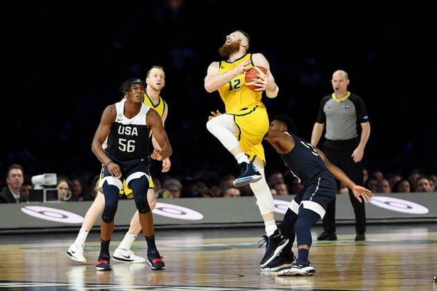 Bilder des Jahres 2019, Sport 08 August 24th August 2019; Marvel Stadium, Melbourne, Victoria, Australia; International Basketball, United States of America versus Australia Boomers; Aron Baynes of Australia looking to lay up under the basket - Editorial Use Only.  ActionPlus12162207 MorganxHancock