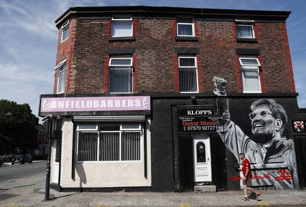 Bilder des Jahres 2019, Sport 08 August Sport Bilder des Tages A supporter walks past a mural of Liverpool manager Jurgen Klopp before the Premier League match against Arsenal at Anfield, Liverpool. Picture date: 24th August 2019. Picture credit should read: Darren Staples Sportimage EDITORIAL USE ONLY. No use with unauthorised audio, video, data, fixture lists, club league logos or live services. Online in-match use limited to 120 images, no video emulation. No use in betting, games or single club league player publications. SPI-0164-0003