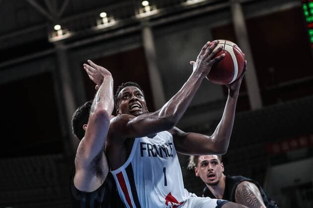 (190824) -- SHENYANG, Aug. 24, 2019 -- France s Frank Ntilikina (C) goes for the basket during a match against New Zealand at 2019 Shenyang International Basketball Championship in Shenyang, northeast China s Liaoning Province, Aug. 24, 2019. ) (SP)CHINA-SHENYANG-BASKETBALL-INTERNATIONAL CHAMPIONSHIP PanxYulong 