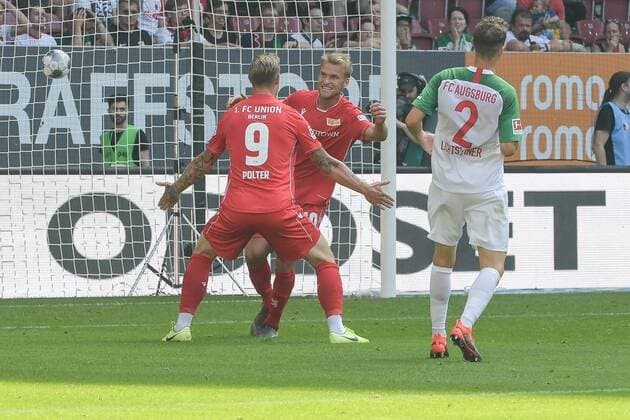 Torjubel von Sebastian Andersson (1.FC Union Berlin 10) mit dem Passgeber Sebastian Polter (1.FC Union Berlin 9), FC Augsburg - 1.FC Union Berlin, Bundesliga, 24.08.2019 DFL REGULATIONS PROHIBIT ANY USE OF PHOTOGRAPHS AS IMAGE SEQUENCES AND OR QUASI-VIDEO Augsburg Bayern Deutschland *** Cheered goal by Sebastian Andersson 1 FC Union Berlin 10 with passgeber Sebastian Polter 1 FC Union Berlin 9 , FC Augsburg 1 FC Union Berlin, Bundesliga, 24 08 2019 DFL REGULATIONS PROHIBIT ANY USE OF PHOTOGRAPHS AS IMAGE SEQUENCES AND OR QUASI VIDEO Augsburg Bayern Deutschland Copyright: xkolbert-press BurghardxSchreyerx