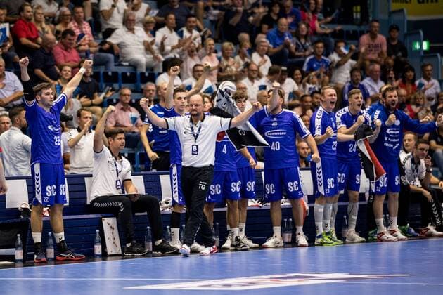 2 Handball Bundesliga VfL Gummersbach TUSEM Essen 24 08 2019 Cheers on the bench of VfL Gummersbach, 2 Handball Bundesliga VfL Gummersbach TUSEM Essen Gummersbach, Schwalbe arena Copyright: xBEAUTIFULxSPORTS Wunderlx