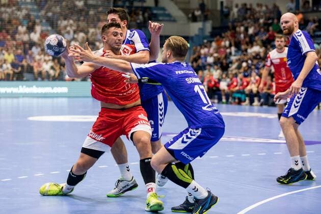 2 Handball Bundesliga VfL Gummersbach TUSEM Essen 24 08 2019 Dennis Szczesny 22, TUSEM Essen , Marvin Sommer 17, VfL Gummersbach , 2 Handball Bundesliga VfL Gummersbach TUSEM Essen Gummersbach, Schwalbe arena Copyright: xBEAUTIFULxSPORTS Wunderlx