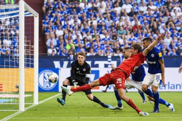 Bilder des Jahres 2019, Sport 08 August Sport Bilder des Tages 24.08.2019, xkvx, Fussball 1.Bundesliga, FC Schalke 04 - FC Bayern Muenchen emspor, v.l. Torchance von Thomas Mueller (FCB - FC Bayern Muenchen) (DFL DFB REGULATIONS PROHIBIT ANY USE OF PHOTOGRAPHS as IMAGE SEQUENCES and or QUASI-VIDEO) Gelsenkirchen *** 24 08 2019, xkvx, Football 1 Bundesliga, FC Schalke 04 FC Bayern Muenchen emspor, v l Goal chance by Thomas Mueller FCB FC Bayern Muenchen DFL DFB REGULATIONS PROHIBIT ANY USE OF PHOTOGRAPHS as IMAGE SEQUENCES and or QUASI VIDEO Gelsenkirchen