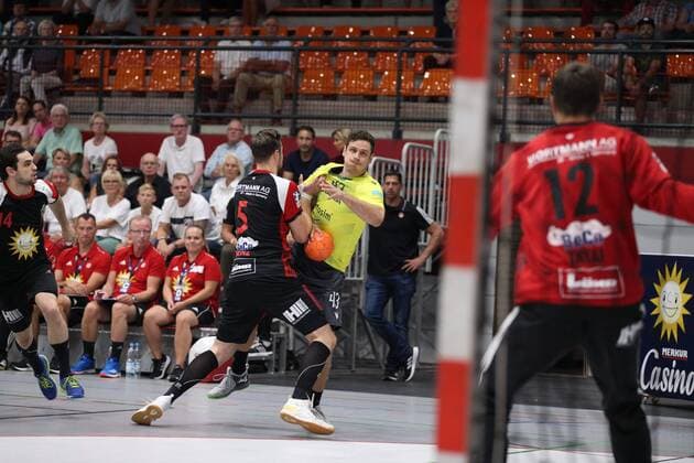 Benedikt Brielmeier DJK Rimpar Woelfe 43 against Jo Gerrit Genz TuS N Luebbecke 5 in front GER, Handball, 2 Bundesliga, TuS N Luebbecke against DJK Rimpar Woelfe, 24 08 2019 Luebbecke Copyright: xEIBNER JanxStrohdiekx EP_JSK