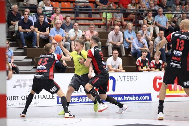 Steffen Kaufmann DJK Rimpar Woelfe 18 vs Jan Eric Speckmann TuS N Luebbecke 45 left and Marian Orlowski TuS N Luebbecke 29 right GER, Handball, 2 Bundesliga, TuS N Luebbecke vs DJK Rimpar Woelfe, 24 08 2019 Luebbecke Copyright: xEIBNER JanxStrohdiekx EP_JSK