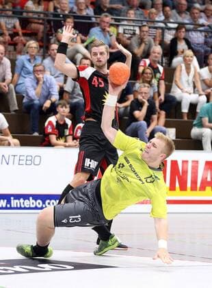 Patrick Gempp DJK Rimpar Woelfe 13 past Jan Eric Speckmann TuS N Luebbecke 45 behind GER, Handball, 2 Bundesliga, TuS N Luebbecke against DJK Rimpar Woelfe, 24 08 2019 Luebbecke Copyright: xEIBNER JanxStrohdiekx EP_JSK