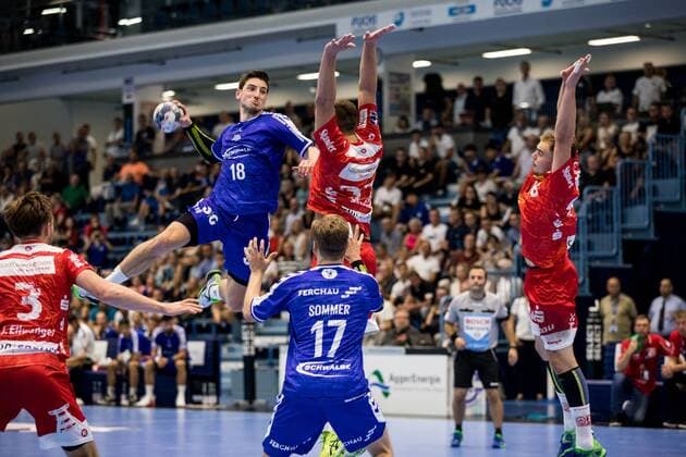 2 Handball Bundesliga VfL Gummersbach TUSEM Essen 24 08 2019 Alexander Hermann 18, VfL Gummersbach , Marvin Sommer 17, VfL Gummersbach , Dennis Szczesny 22, TUSEM Essen , 2 Handball Bundesliga VfL Gummersbach TUSEM Essen Gummersbach, Schwalbe arena Copyright: xBEAUTIFULxSPORTS Wunderlx