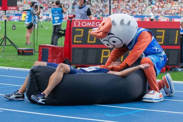 Bilder des Jahres 2019, Sport 08 August Sport Bilder des Tages Meeting de Paris Pierre-Ambroise Bosse of France gets some physio from the meeting mascot after finishing sixth in the Men s 800 metres during the 2019 IAAF Diamond League Meeting de Paris at Stade Charlety, Paris Content Not Available For UK Newspapers Copyright: xStevexO Sullivanx FIL-13572-0017