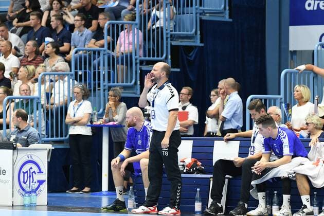 Torge Greve coach VfL Gummersbach calls instructions on the pitch, VfL Gummersbach TuSEM Essen, Handball, Men, 2 League, Liqui Moly Handball Bundesliga, 1 Matchday, 28 08 2019, VfL Gummersbach TuSEM Essen, , Handball, Liqui Moly 2 Handball Bundesliga, Men, Soielzeit 2019 20 Gummersbach Copyright: xEIBNER JuergenxAugstx EP_JOGI