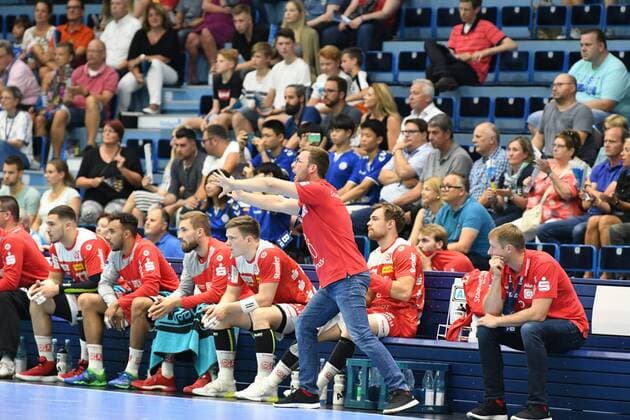 Jaron Siewert Trainer TuSEM Essen gesticulated at the edge of the field, VfL Gummersbach TuSEM Essen, Handball, Men, 2 League, Liqui Moly Handball Bundesliga, 1 Matchday, 28 08 2019, VfL Gummersbach TuSEM Essen, , Handball, Liqui Moly 2 Handball Bundesliga, Men, Soielzeit 2019 20 Gummersbach Copyright: xEIBNER JuergenxAugstx EP_JOGI