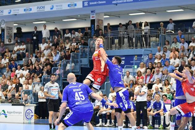 25 Justin Müller 25 TuSEM Essen gets the hand of 9 Tin Kontrec 9 VfL Gummersbach in the face, , VfL Gummersbach TuSEM Essen, Handball, Men, 2 League, Liqui Moly Handball Bundesliga, 1 Matchday, 28 08 2019, VfL Gummersbach TuSEM Essen, , Handball, Liqui Moly 2 Handball Bundesliga, Men, Soielzeit 2019 20 Gummersbach Copyright: xEIBNER JuergenxAugstx EP_JOGI