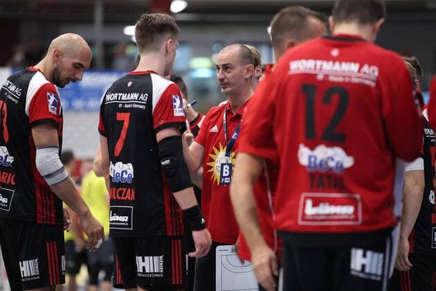 Emir Kurtagic coach TuS N Luebbecke right talks with Patryk Walczak TuS N Luebbecke 7 left GER, Handball, 2 Bundesliga, TuS N Luebbecke against DJK Rimpar Woelfe, 24 08 2019 Luebbecke Copyright: xEIBNER JanxStrohdiekx EP_JSK