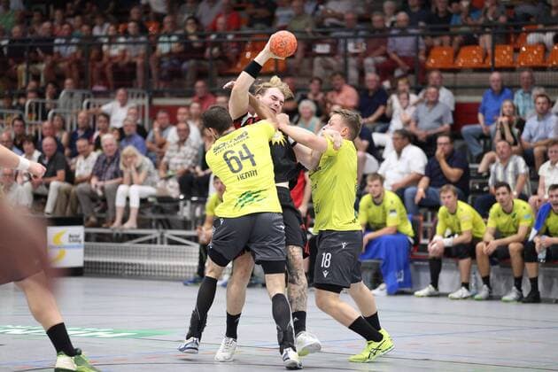Valentin Spohn TuS N Luebbecke 23 against Benjamin Herth DJK Rimpar Woelfe 64 left and Steffen Kaufmann DJK Rimpar Woelfe 18 right GER, Handball, 2 Bundesliga, TuS N Luebbecke against DJK Rimpar Woelfe, 24 08 2019 Luebbecke Copyright: xEIBNER JanxStrohdiekx EP_JSK