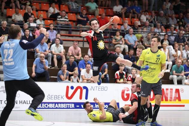 Peter Strosack TuS N Luebbecke 14 past Philipp Meyer DJK Rimpar Woelfe 27 right against Max Brustmann DJK Rimpar Woelfe 22 left GER, Handball, 2 Bundesliga, TuS N Luebbecke against DJK Rimpar Woelfe, 24 08 2019 Luebbecke Copyright: xEIBNER JanxStrohdiekx EP_JSK