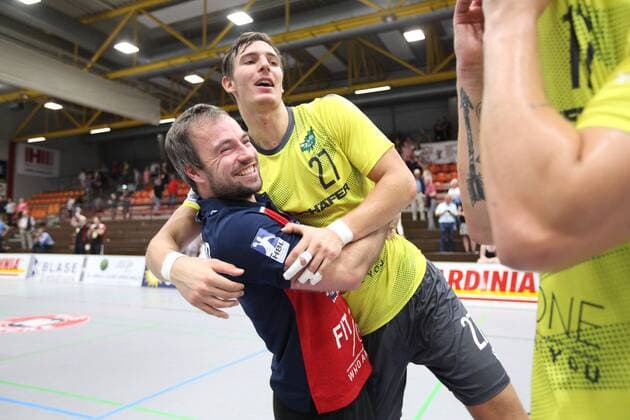 Cheers from Ceven Klatt Coach DJK Rimpar Woelfe left and Philipp Meyer DJK Rimpar Woelfe 27 GER, Handball, 2 Bundesliga, TuS N Luebbecke against DJK Rimpar Woelfe, 24 08 2019 Luebbecke Copyright: xEIBNER JanxStrohdiekx EP_JSK