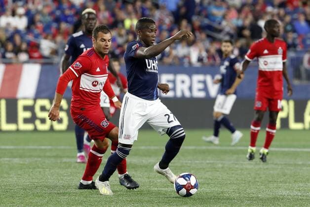 FOXBOROUGH, MA - AUGUST 24: New England Revolution midfielder Luis Caicedo (27) moves away from Chicago Fire forward Nemanja Nikolic (23) during a match between the New England Revolution and the Chicago Fire on August 24, 2019, at Gillette Stadium in Foxborough, Massachusetts. (Photo by Fred Kfoury III Icon Sportswire) SOCCER: AUG 24 MLS, Fussball Herren, USA - Chicago Fire at New England Revolution Icon482190824004