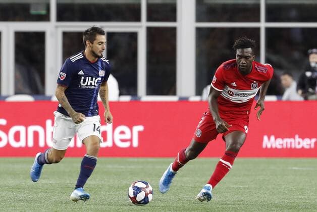 FOXBOROUGH, MA - AUGUST 24: New England Revolution midfielder Diego Fagundez (14) watched by Chicago Fire forward CJ Sapong (9) during a match between the New England Revolution and the Chicago Fire on August 24, 2019, at Gillette Stadium in Foxborough, Massachusetts. (Photo by Fred Kfoury III Icon Sportswire) SOCCER: AUG 24 MLS, Fussball Herren, USA - Chicago Fire at New England Revolution Icon482190824036