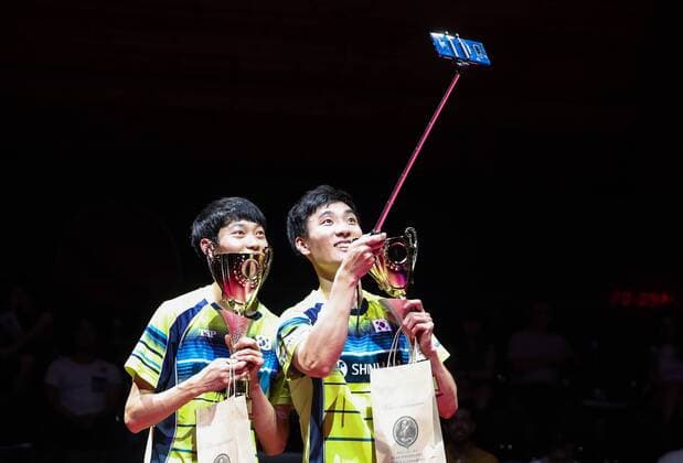 Bilder des Jahres 2019, Sport 08 August Sport Bilder des Tages (190825) -- OLOMOUC, Aug. 25, 2019 -- Cho Daeseong(L) Lee Sangsu of South Korea take selfie photos during the award ceremony of the men s doubles final match against Liao Cheng-Ting Lin Yun-Ju of Chinese Taipei at the 2019 ITTF Czech Open in Olomouc, the Czech Republic, on Aug. 24, 2019. Shan Yuqi) (SP)CZECH-OLOMOUC Table tennis, Tischtennis 2019 ITTF CZECH OPEN DanxYuqi 