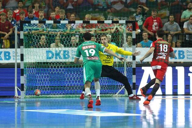 SC DHfK Leipzig vs Fuechse Berlin, Liqui Moly HBL, 25 08 19 Handball, 1 Bundesliga, Season 2019 2020, 1 Matchday SC DHfK Leipzig vs Fuechse Berlin on 25 08 19 in the Arena Leipzig In the picture Siebenmeter Tor by Hans Lindberg 18, Fuechse Berlin vs. goalkeeper Joel BIRLEHM 35, SC DHfK Leipzig , Bastian ROSCHECK 19, SC DHfK Leipzig Copyright: xBEAUTIFULxSPORTS JanxKaeferx