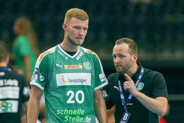 DHfK Fuechse Berlin Handball Leipzig, 25 08 2019, Arena Leipzig, Handball, 1 Bundesliga, 1 Matchday , SC DHfK Füchse Berlin , Im Bild v l Philipp Weber 20, Leipzig und Trainer Andre Haber Leipzig ,