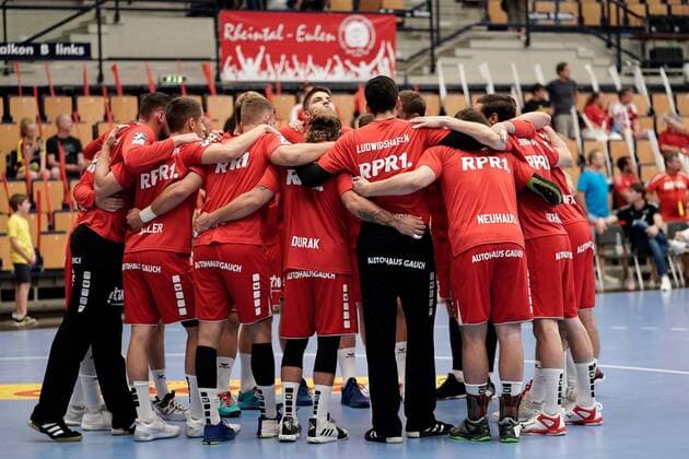 Players of TSG Ludwigshafen Friesenheim The owls swear themselves in with a team circle before the kick-off, circle, team circle, concentration, comradeship, speech, motivation, 25 08 2019, Ludwigshafen am Rhein, handball, Bundesliga, TSG Ludwigshafen Friesenheim The owls Rhine Neckar Lions xozx