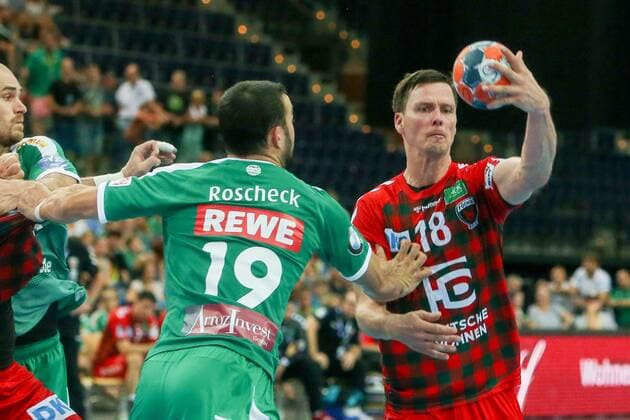 DHfK Fuechse Berlin Handball Leipzig, 25 08 2019, Arena Leipzig, Handball, 1 Bundesliga, 1 Matchday , SC DHfK Füchse Berlin 24 23 10 14 , In the picture v l Bastian Roscheck 19, Leipzig and Hans Lindberg 18, Füchse Berlin ,