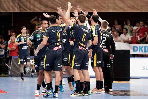 Players of the Rhein Neckar Löwen clap each other off before the game, motivate themselves on the game, motivation, anticipation, confidence, confident, action, action, 25 08 2019, Ludwigshafen am Rhein Germany, handball, Bundesliga, TSG Ludwigshafen Friesenheim The owls Rhein Neckar Löwen, DFB DFL REGULATIONS PROHIBIT ANY USE OF PHOTOGRAPHS AS IMAGE SEQUENCES AND OR QUASI VIDEO xozx