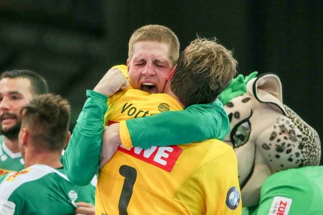DHfK Fuechse Berlin Handball Leipzig, 25 08 2019, Arena Leipzig, Handball, 1 Bundesliga, 1 Matchday , SC DHfK Füchse Berlin 24 23 10 14 , In the picture goalkeeper Joel Birlehm 35, Leipzig and goalkeeper Jens Vortmann 1, Leipzig cheer the victory ,