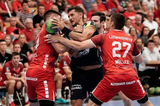 v li Maximilian Haider The Owls, 14 , Alexander Petersson RNL, 32 , Jonathan Scholz The Owls, 11 , Jerome Müller The Owls, 27 , Duel, duel, tackle, tackling, dynamics, action, action, 25 08 2019, Ludwigshafen am Rhein, Handball, Bundesliga, TSG Ludwigshafen Friesenheim The Owls Rhine Neckar Löwen xozx