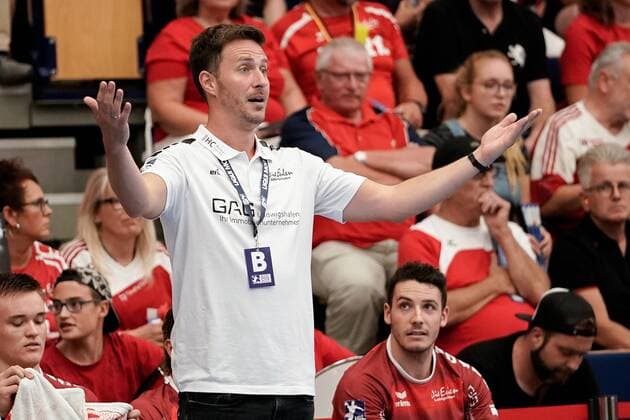 Benjamin Matschke Ben Matschke, Trainer, Head Coach, The Owls, gives instructions, gesticulated, gesticulate with the arms, gives instructions, gesticulate, single picture, action, action, 25 08 2019, Ludwigshafen am Rhein, Handball, Bundesliga, TSG Ludwigshafen Friesenheim The Owls Rhine Neckar Lions xozx