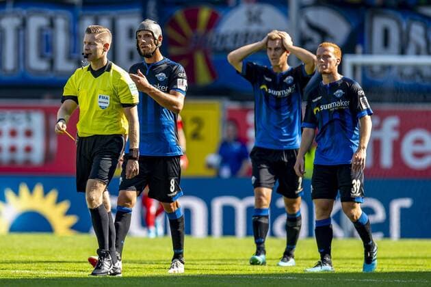 Fußball: 1. Liga, Saison 2019 2020, 2. Spieltag, SC Paderborn - SC Freiburg am 24.08.2019 in Paderborn (Nordrhein-Westfalen). v.li. Schiedsrichter Tobias Wels, Paderborns Klaus Gjasula, Paderborns Uwe Hünemeier und Paderborns Sebastian Vasiliadis DFL REGULATIONS PROHIBIT ANY USE OF PHOTOGRAPHS AS IMAGE SEQUENCES AND OR QUASI-VIDEO. *** Soccer 1 League, Season 2019 2020, 2 Matchdays, SC Paderborn SC Freiburg on 24 08 2019 in Paderborn Nordrhein Westfalen v li Referee Tobias Wels, Paderborns Klaus Gjasula, Paderborns Uwe Hünemeier and Paderborns Sebastian Vasiliadis DFL REGULATIONS PROHIBIT ANY USE OF PHOTOGRAPHS AS IMAGE SEQUENCES AND OR QUASI VIDEO Copyright: xKirchner DavidxInderliedx