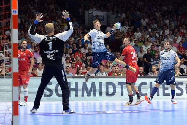 Lasse Svan SG Flensburg Handewitt at the throw Johan Sjoestrand Goalkeeper MT Melsungen L , Kai Haefner MT Melsungen NR 34 , GER, MT Melsungen SG Flensburg Handewitt, Handball, 1 Bundesliga Men, 25 08 2019, GER, MT Melsungen SG Flensburg Handewitt, Handball, 1 Liga Men, 25 08 2019 Kassel Copyright: xEIBNER RolandxSippelx EP_RSL