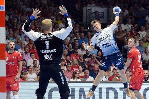 Lasse Svan SG Flensburg Handewitt at the throw Johan Sjoestrand Goalkeeper MT Melsungen L , Kai Haefner MT Melsungen NR 34, R , GER, MT Melsungen SG Flensburg Handewitt, Handball, 1 Bundesliga Men, 25 08 2019, GER, MT Melsungen SG Flensburg Handewitt, Handball, 1 Liga Men, 25 08 2019 Kassel Copyright: xEIBNER RolandxSippelx EP_RSL