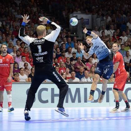 Lasse Svan SG Flensburg Handewitt at the throw Johan Sjoestrand Goalkeeper MT Melsungen L , Kai Haefner MT Melsungen NR 34, R , GER, MT Melsungen SG Flensburg Handewitt, Handball, 1 Bundesliga Men, 25 08 2019, GER, MT Melsungen SG Flensburg Handewitt, Handball, 1 Liga Men, 25 08 2019 Kassel Copyright: xEIBNER RolandxSippelx EP_RSL
