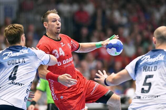 Kai Haefner MT Melsungen on the ball , Johannes Golla SG Flensburg Handewitt L , Simon Hald Jensen SG Flensburg Handewitt NR 5 , GER, MT Melsungen SG Flensburg Handewitt, Handball, 1 Bundesliga Men, 25 08 2019, GER, MT Melsungen SG Flensburg Handewitt, Handball, 1 Liga Men, 25 08 2019 Kassel Copyright: xEIBNER RolandxSippelx EP_RSL
