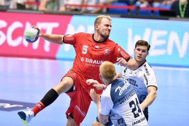 Julius Kuehn MT Melsungen at litter Johannes Golla SG Flensburg Handewitt R, rear , Jim Gottfridsson SG Flensburg Handewitt front, R , GER, MT Melsungen SG Flensburg Handewitt, Handball, 1 Bundesliga Men, 25 08 2019, GER, MT Melsungen SG Flensburg Handewitt, Handball, 1 Liga Men, 25 08 2019 Kassel Copyright: xEIBNER RolandxSippelx EP_RSL