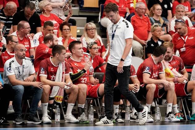 Benjamin Matschke Ben Matschke, Coach, Head Coach, The Owls, Full body, Single picture, Action, Disappointed looking, Disappointment, Frustration, disappointed, Pessimistic, 25 08 2019, Ludwigshafen am Rhein, Handball, Bundesliga, TSG Ludwigshafen Friesenheim The Owls Rhine Neckar Löwen xozx
