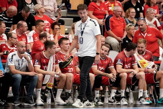 Benjamin Matschke Ben Matschke, Coach, Head Coach, The Owls, Full body, Single picture, Action, Disappointed looking, Disappointment, Frustration, disappointed, Pessimistic, 25 08 2019, Ludwigshafen am Rhein, Handball, Bundesliga, TSG Ludwigshafen Friesenheim The Owls Rhine Neckar Löwen xozx