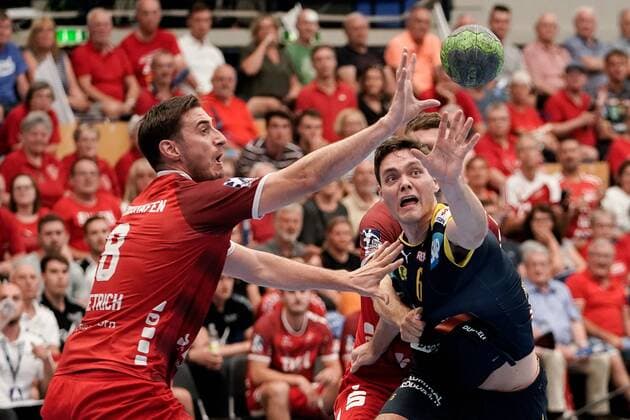 v li Gunnar Dietrich Die Eulen, 8 , Niclas Kirkelokke Kirkelökke, RNL, 6 , Duel, duel, duel, tackle, tackling, dynamics, action, action, 25 08 2019, Ludwigshafen am Rhein, Handball, Bundesliga, TSG Ludwigshafen Friesenheim Die Eulen Rhein Neckar Löwen xozx