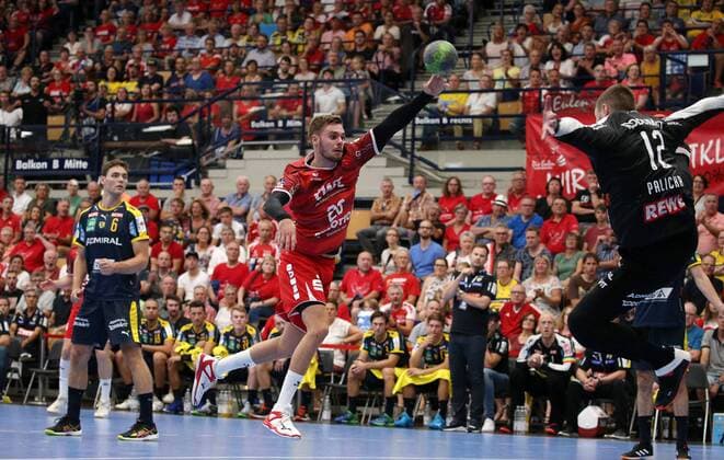 Handball, 1 Bundesliga Die Eulen Ludwigshafen Rhein Neckar Löwen, 1 matchday on 25 08 2019, season 2019 20, ZmdZ, Alexander Falk 20, Eulen Ludwigshafen erzitl a goal against Andreas Palicka 12, goalkeeper, Rhein Neckar Löwen , goal cheers, Die Eulen Ludwigshafen Rhein Neckar Löwen