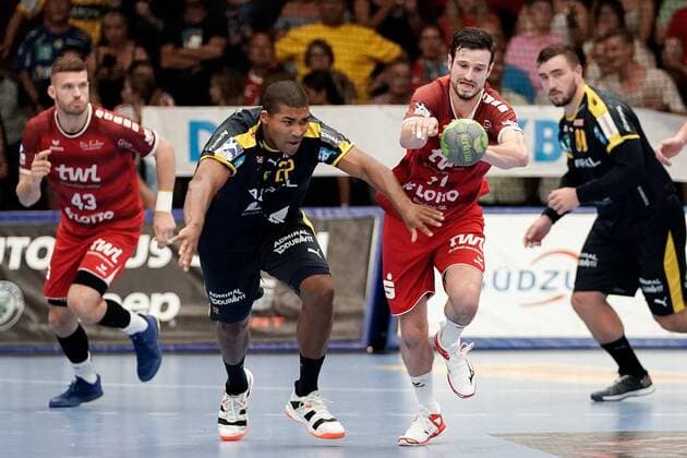 v li Mads Mensah Larsen RNL, 22 , Jonathan Scholz The Owls, 11 , duel, game scene, duel, duel, tackle, tackling, dynamics, action, action, 25 08 2019, Ludwigshafen am Rhein, handball, Bundesliga, TSG Ludwigshafen Friesenheim The Owls Rhine Neckar Lions xozx