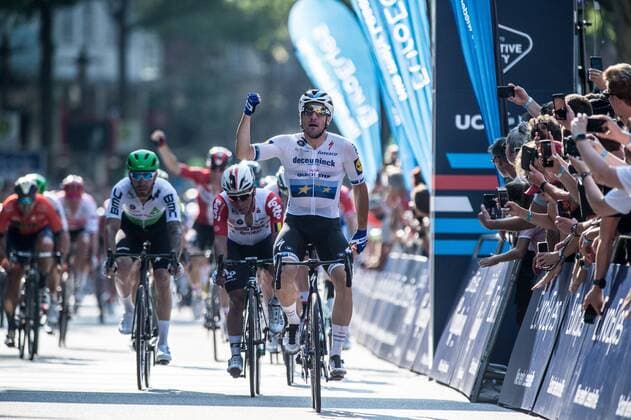 Bilder des Jahres 2019, Sport 08 August Sport Bilder des Tages Elia Viviani (ITA Deceuninck - Quick Step) die Euro Eyes Cyclassics in Hamburg vor Caleb Ewan (AUS Lotto-Soudal) und Giacomo Nizzolo (ITA Team Dimension Data) - Finish - Ziel - Zielsprint - Zielankunft - Finale - Final - Sprint - Jubel - Freude - Luck - Emotion - Emotionen - Mimik - Mimic - Gestik - Gestic - Aktion Rennszene - Querformat - quer - horizontal - Event Veranstaltung: 24. Euro Eyes Cyclassics Hamburg - Hamburg nach to Hamburg 216.7 km - Ort Location: Hamburg - Region: Hamburg - Land Country: Deutschland Germany - Datum Date: 25.08.2019 *** Elia Viviani ITA Deceuninck Quick Step the Euro Eyes Cyclassics in Hamburg before Caleb Ewan AUS Lotto Soudal and Giacomo Nizzolo ITA Team Dimension Data Finish Finish Finish Sprint Finish Final Sprint Joy Joy Luck Emotions Mimic Mimic Gestic Gestic Action Racing Scene Landscape horizontal Event 24 Euro Eyes Cyclassics Hamburg Hamburg to to Hamburg 216 7 km Location Hamburg Region Hamburg Land Country Germany Date Date 25 08 2019 Stiehl Photography